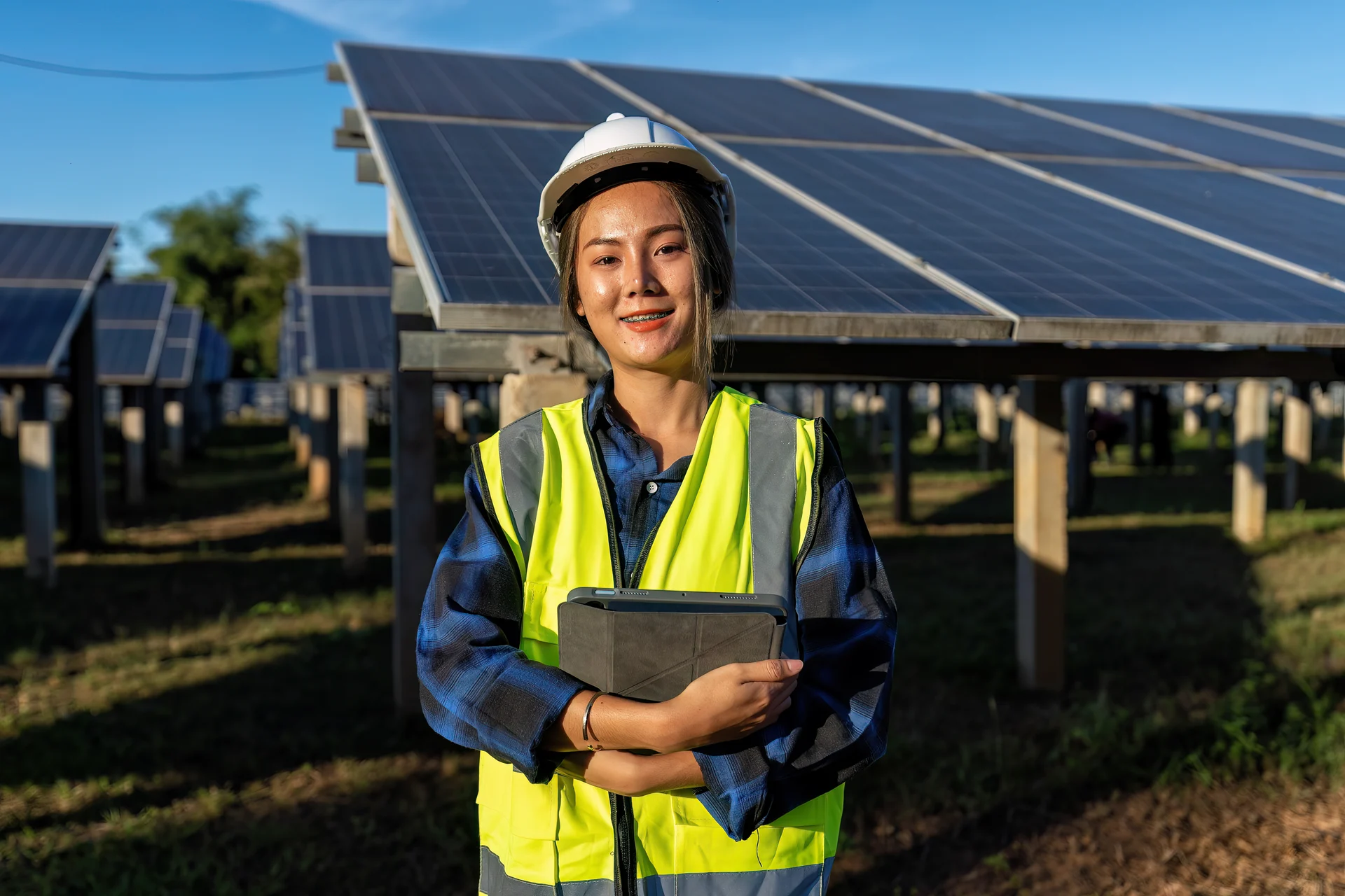 maintenance-engineer-at-greenery-solar-farm-at-wor-2024-10-14-20-18-22-utc_result.webp