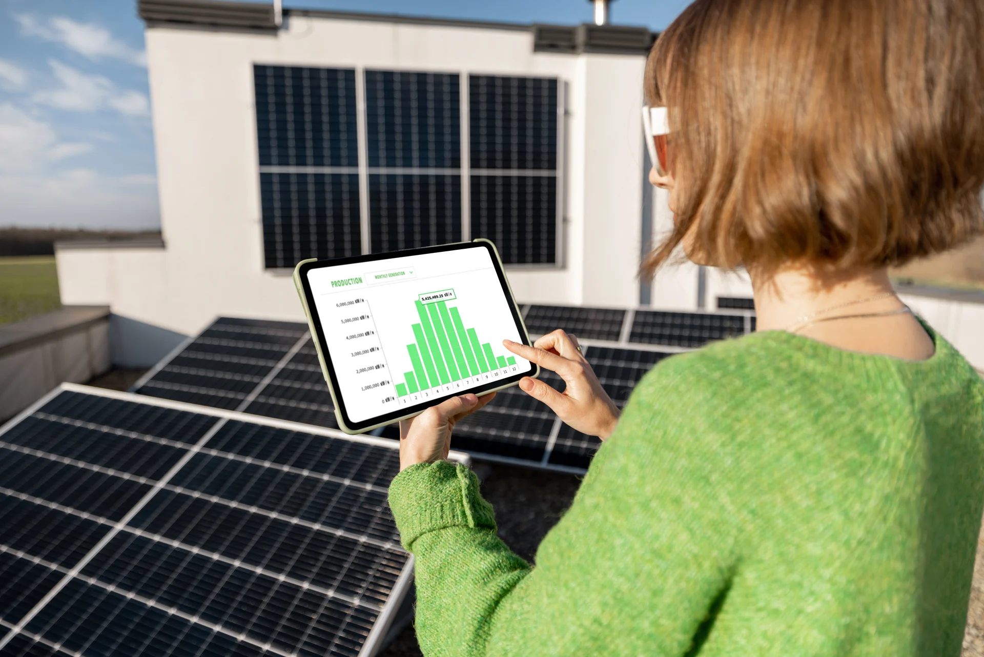 woman-monitors-energy-production-from-the-solar-po-2023-11-27-05-09-32-utc_result.webp